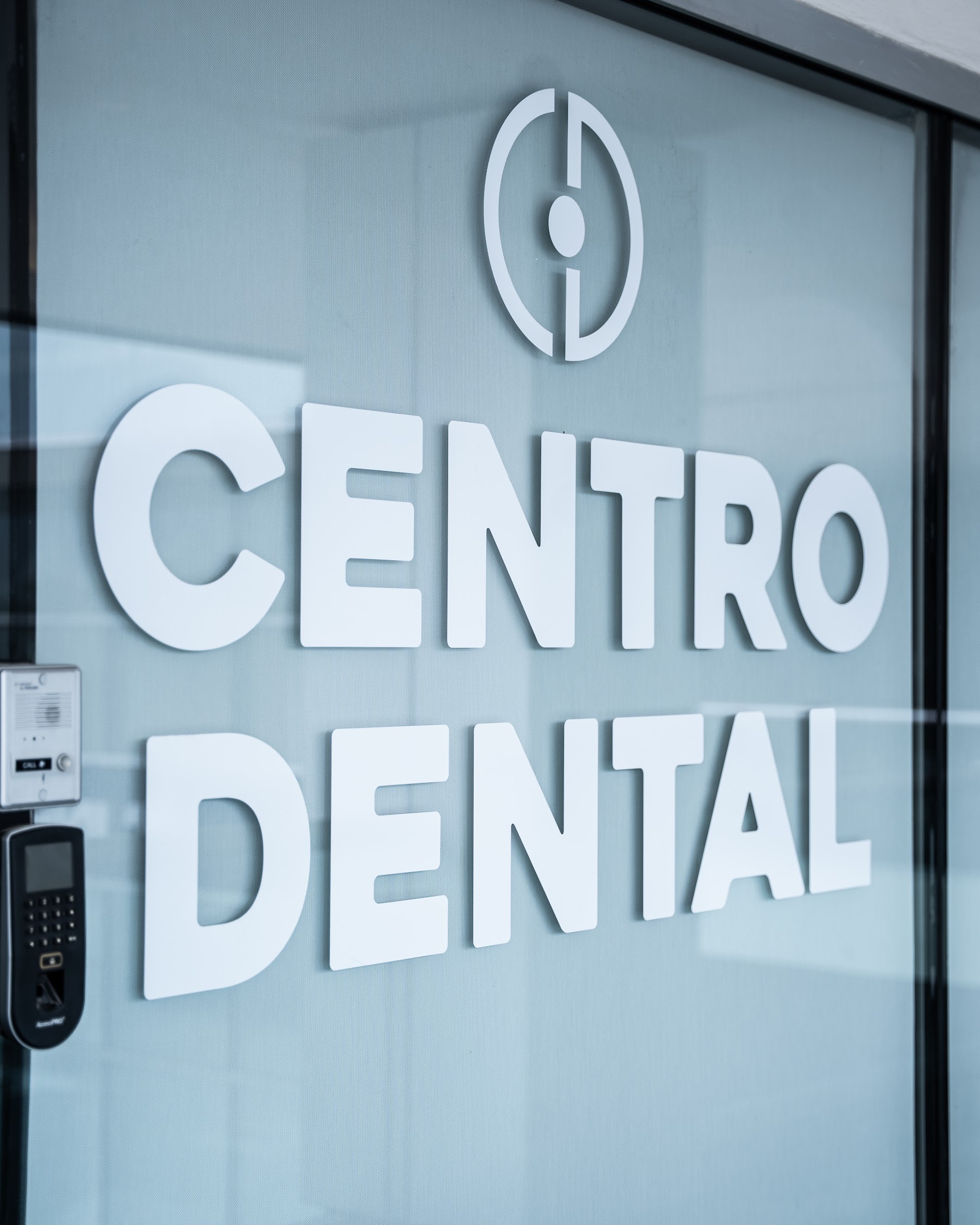 Fachada del consultorio Centro Dental en Monterrey